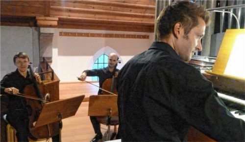 Per Video wurde das Geschehen auf der Empore in den Kirchenraum übertragen. Foto re