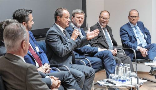Podiumsdiskussion: Fritz Kreutzpointner, Geschäftsführer von Elektro Kreutzpointner, hat das Wort. Rechts neben ihm Bayerns Minister für Umwelt und Verbraucherschutz, Dr. Marcel Huber. Fotos wilmerdinger