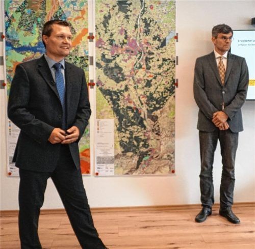 Projektleiter bei der Vorstellung der Grobtrassen