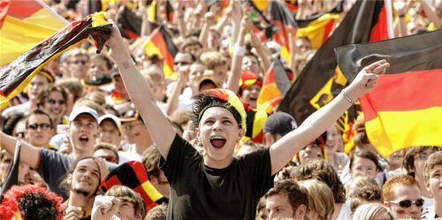 Public Viewing: Ausgelassene deutsche Fußballfans feierten während der Fußball WM 2006 ein Tor der deutschen Fußballnationalmannschaft, hier auf dem Stuttgarter Schlossplatz. Dort handhabt man auch diesmal die Situation großzügig, ebenso will die Stadt Bad Aibling je nach Einzelfall verfahren. In Rosenheim ist Public Viewing zur Fußball-WM 2018 auf öffentlichen Flächen ebenso untersagt wie in der Stadt Wasserburg.Foto Marijan Murat/dpa