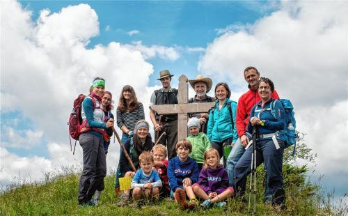 Rast am Gipfelkreuz: Josefine Lechner (rechts) und ihre Wandergruppe.Fotos Thomae
