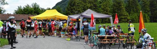 Rast für Radler: Die Verpflegungsstationen, die die beiden Vereine Skiclub Aising-Pang und Radsportverein (RSV) Rosenheim als Veranstalter des 26. Rosenheimer Radmarathons aufgebaut hatten, waren sehr begehrt. Foto  RE