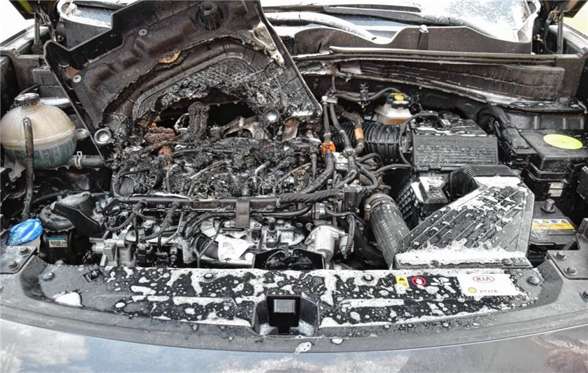 Rauch aus dem Motorraum: Fahrer und Feuerwehr reagieren schnell