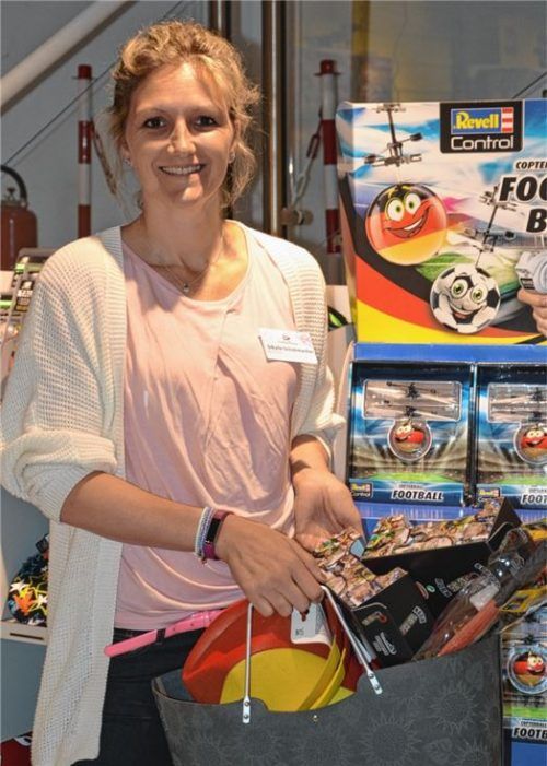 Raus aus dem Sortiment: Sibylle Schuhmacher, Geschäftsführerin des Inn-Kaufhauses, hat die WM-FanArtikel gestern weggepackt. Foto Hampel