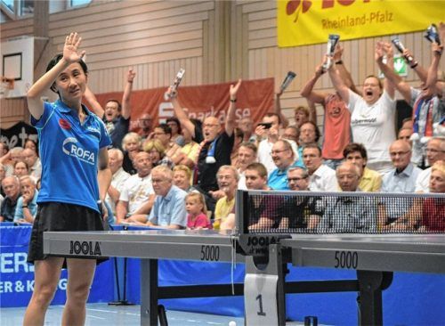 Riesenjubel bei den mitgereisten Kolbermoorer Fans nach dem Matchball von Jia Liu (Bild links), der den Titel perfekt machte. Eine überragende Leistung boten auf Kolbermoorer Seite die beiden deutschen Nationalspielerinnen Sabine Winter (vorne) und Kristin Lang, die ihre Einzel und das Doppel gewannen. Fotos  Steyer/Daudistel