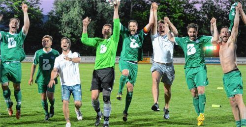 Riesenjubel beim TSV Brannenburg nach dem feststehenden Aufstieg in die Kreisklasse. Foto Ruprecht
