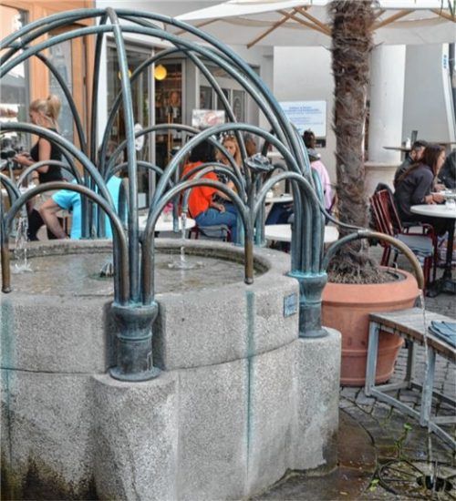 Rosenbrunnen auf dem Max-Josefs-Platz. Das Trinkwasser läuft ebenfalls von 6 bis 22 Uhr.