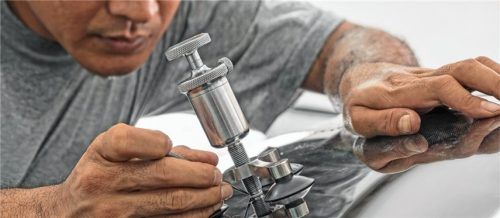 Schäden an der Frontscheibe müssen professionell repariert werden. Foto  djd/ProMotor/Panitan - Fotolia