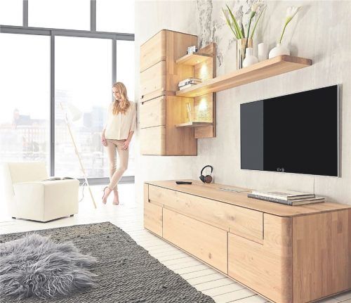 Schön – aber bald seltener zu sehen: Eichenholzmöbel sind immer modern, der Rohstoff wird aber knapper. Foto dpa/tmn