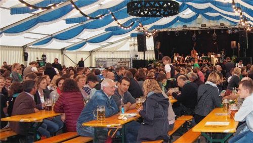 Schon an den beiden vorherigen Festtagen drängten sich die Besucher ins große Zelt.