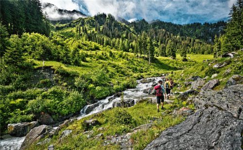 Schroffe Felsen, sanftes Grün, rauschende Bergbäche und am Ende des Weges ein herzhafter Imbiss auf der Hütte - so macht Bergwandern Spaß. Foto  djd/saalbach.com/Mirja Geh