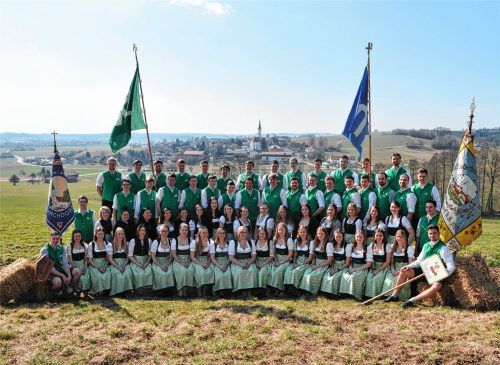 Seit 60 Jahren gibt es die KLJB Kirchdorf. Dieses Jubiläum wird vom 28. Juni bis zum 2. Juli kräftig gefeiert – mit Kabarett, Weinfest, Live-Musik, Bannerweihe und gemütlichem Festausklang beim Kesselfleischessen..