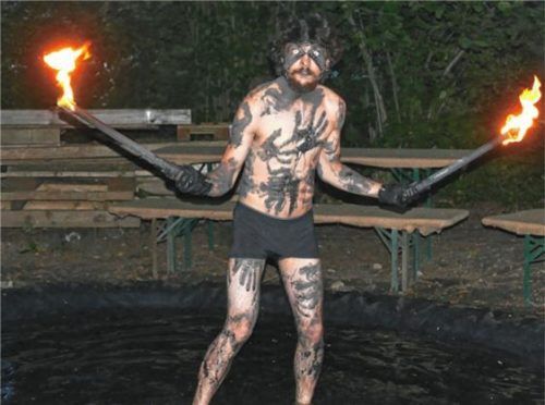 Shakespeares Luftgeist Ariel (Yoshi Goldberg) ist hier ein Fackelgeist. Foto Janka