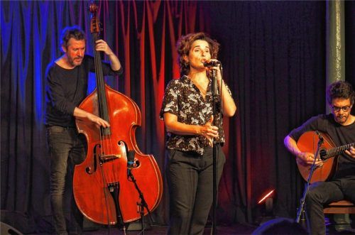 Sie braucht keine theatralischen Gesten, Cristina Branco singt einfach – und schon verstehen alle im Haberkasten Portugiesisch.Foto kob