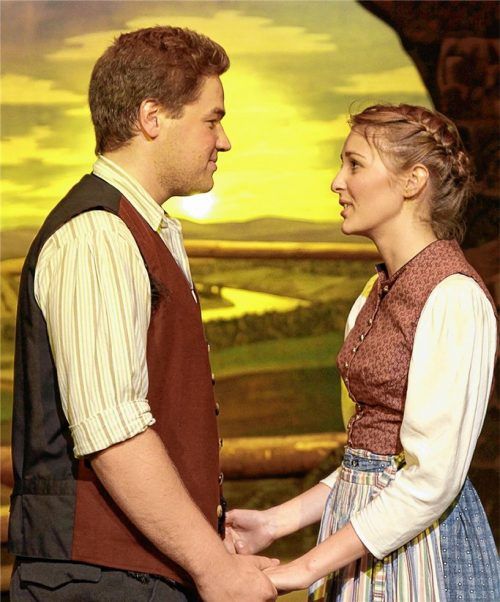 Sie finden einen Ausweg aus dem Teufelskreis von Ehre und Missachtung, für sie wird die Sonne lachen: das bayerische Liebespaar Simon und Vroni (Robert Nitsche und Sophia Astner).Foto  hundsnurscher