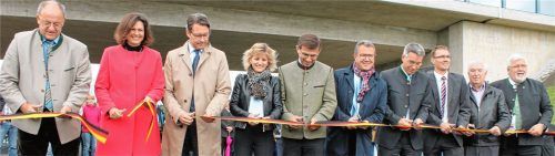 Sie gaben den Teilabschnitt vier der Westtangente für den Verkehr frei: Landrat Wolfgang Berthaler, Staatsministerin Ilse Aigner, Bundesverkehrsminister Andreas Scheuer, die Bundestagsabgeordnete Daniela Ludwig, Bürgermeister Hans Holzmeier, die Landtagsabgeordneten Klaus Stöttner und Otto Lederer, Stefan Högenauer vom Straßenbauamt, Landtagsabgeordneter a.D. Adolf Dinglreiter und Bezirksrat Sebastian Friesinger (von links).