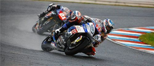 Sie lieferten sich spannende Positionskämpfe: Markus Reiterberger (vorn, Nummer 28) und Florian Marino. Foto  alpha Racing-Van Zon-BMW