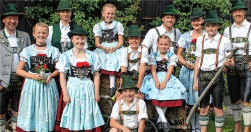 Siegerfoto mit dem Vorsitzenden: Claus Reiter (links) und die Gewinner der verschiedenen Klassen. Foto H. Reiter