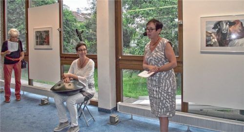 Siglinde Berndt (rechts) eröffnete die Ausstellung in den neuen Räumen.Foto Riedl