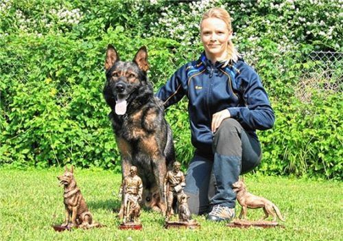 So sehen Sieger aus: Stephanie Grobauer mit ihrem Hund Finn vom Weinbergblick. Foto re