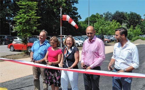 So viel Spaß macht die Arbeit selten: Ernst Böhm und Stadtbaumeisterin Birgit Weichselgartner von der Stadt, Bürgermeisterin Marianne Zollner, Planer Alexander Reindl vom Ingenieurbüro Behringer und Baufirmenchef Rupert Rigam haben gestern den neuen Parkplatz offiziell eröffnet. Fotos  hon