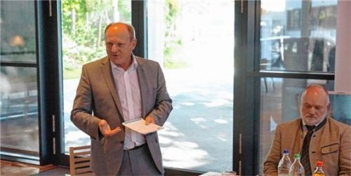 Sorgen sich wegen steigender Flächenpreise: Die Bürgermeister Jochen Englmeier, Unterneukirchen, und Thomas Einwang, Buchbach, bei der Sitzung des IHK-Regionalausschusses in Burghausen. Foto re