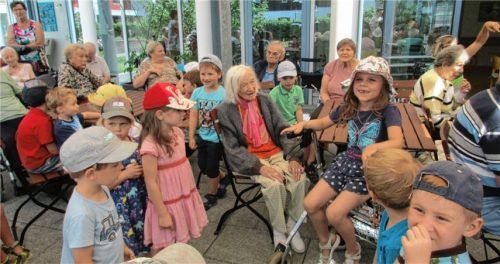 „Spatzen“ singen den Senioren etwas vor