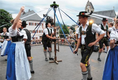 Spektakuläre Lichteffekte und bayerisches Brauchtum sorgen für magische Nacht in Neubeuern