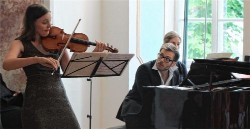 Spielten sich musikalisch die Bälle zu: Franziska Hölscher an der Geige und Martin Klett am Klavier. Foto frei