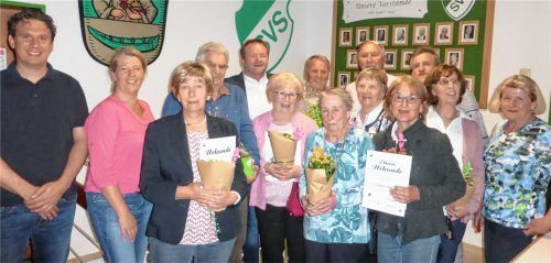 Sportliche Jubilare des Sportvereins Schloßberg-Stephanskirchen (vordere Reihe von links): Oliver Angermann (Dritter Vorsitzender), Alexandra Leicher (Zweite Vorsitzende), Inez von Uckermann, Luise Leckel, Erika Scheibenzuber, Waltraud Onischke, Hildegard Röckl, Doris Rödig, Anneliese Gampe sowie (hintere Reihe von links): Karl Krammer, Uwe Klützmann-Hoffmann (Erster Vorsitzender), Sebastian Merl, Georg Bitter und Wolfgang Seibold.Fotos re
