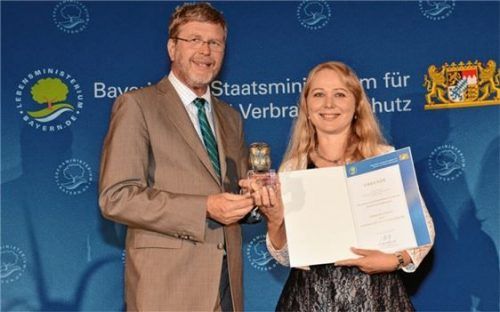 Staatsminister Dr. Marcel Huber überreichte der Vorsitzenden Andrea Thomas die Urkunde. Foto re