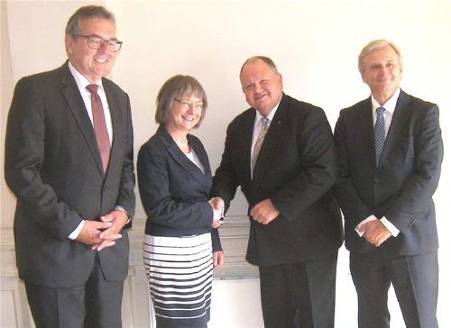 Stabwechsel am Rosenheimer Amtsgericht: Peter Küspert (links), Präsident des bayerischen Verfassungsgerichtshofes, Dr. Rupert Stadler (rechts), Präsident des Landgerichts Traunstein, übergeben den Direktorposten von Helga Gold an Ralf Peter. Foto Auer