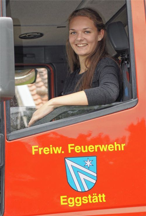 Steuert zwar nicht das große Feuerwehrfahrzeug, aber dafür die Geschicke des Vereins: die 18-jährige Lisa Obermeier. Foto Weinzierl