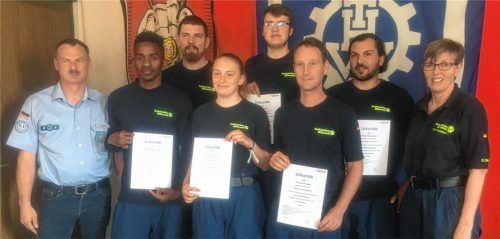 Stolz auf die THW-Ausbildung: Mamadoubobo Diallo, genannt Bobo (Zweiter von links), mit seinen fünf Mitstreitern sowie Zugführer Roland Maaß (links) und der Ausbildungsbeauftragten Christine Hohmann (rechts). Sie hatte im Gespräch mit Bobo diesen fürs THW begeistert.Foto re
