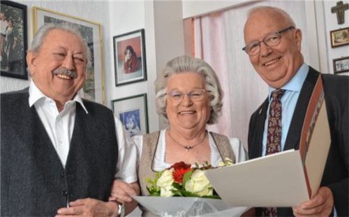 Strahlende Gesichter (von rechts): Der Zweite Bürgermeister der Stadt, Anton Heindl, überbrachte die Glückwünsche der Stadt an Angela und Karl Adolph Hascher. Foto Heise