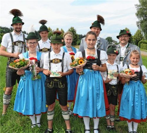 Strahlende Sieger: Vorsitzender Peter Voggenauer (hinten rechts) mit den Vereinsmeistern aller Klassen beim Wildenwarter Vereinspreisplatteln. Foto reh