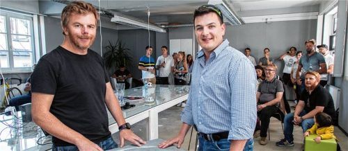 Thomas Fernsebner (links), Initiator des neuen Coworking- und Innovationszentrums in Traunstein, bei der Eröffnung im Gespräch mit Besucher Bernhard Anzinger. Foto eff