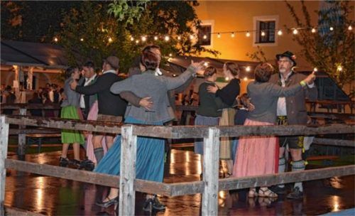 Trotz des Regens wurde fleißig getanzt.Foto re