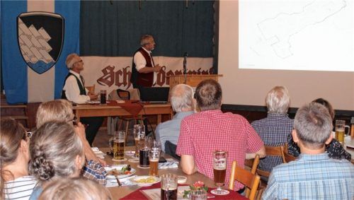 Trotz sommerlicher Temperaturen war der Saal des Schneiderwirts gut besucht, als Nußdorfs Bürgermeister Sepp Oberauer die diesjährige Bürgerversammlung eröffnete. Foto Steffenhagen