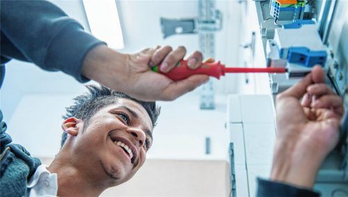 Über 1000 junge Menschen wurden bereits erfolgreich bei Bauer Elektroanlagen ausgebildet. Hier können sich Menschen persönlich einbringen und ineiner Zukunftsbranche erfolgreich weiterentwickeln. Das Unternehmen bietet echte Perspektiven und viele Möglichkeiten. Mitarbeitern wird höchste Wertschätzung entgegengebracht.