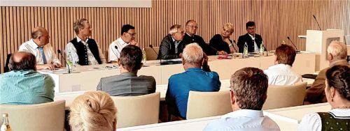 Um die Zukunft des ländlichen Raums ging es bei einer Podiumsdiskussion im Rosenheimer Landratsamt. Foto Hötzelsperger