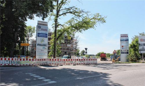 Unabhängig von den juristischen Formalien gehen die Arbeiten weiter: Im Rahmen der Verlegung der Conradtystraße wird auch der Fußweg neu gemacht; gerade werden die Kabel für die Beleuchtung verlegt. Foto Fleindl