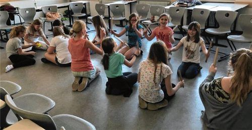 Unesco-Projekt: Realschülerinnen mit Maori Sticks. Fotos  RE