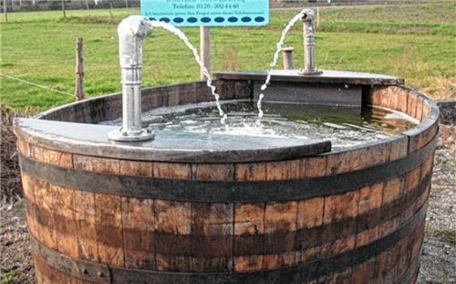 Unfassbar: Dieser rund 200 Kilogramm schwere Brunnen ist von Unbekannten gestohlen worden. Foto re