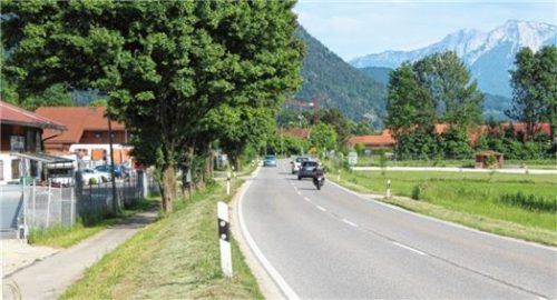 Unter anderem für diesen rund 480 Meter langen Abschnitt zwischen Flintsbach und dem Ortseingang von Fischbach hatte die Gemeinde eine Geschwindigkeitsbegrenzung beim Landratsamt beantragt. Foto Steffenhagen