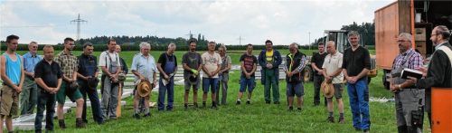 Unterhalb des Fußballplatzes an der Edlinger Straße wird das 8000-Mann-Festzelt für das größte bayerische Gautrachtenfest aufgebaut, das der Gauverband I ab Freitag, 13. Juli, in Prutting feiern wird.Foto  Erb