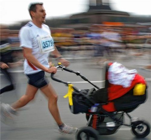 Viele Eltern nutzen Hilfsmittel wie zum Beispiel hochwertige Kinderwägen, um das Baby beim Sport mitzunehmen – wie dieser Vater beim Halbmarathon. Foto dpa