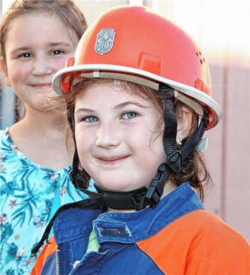 Vielleicht bald ein neues Mitglied der Jugendfeuerwehr: Kinder durften in die Einsatzkleidung mit Helm und Schutzanzug schlüpfen. Fotos Binder