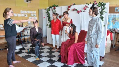 Volle Konzentration bei der Arbeit: Antonia Lange (links) bei den Proben. Foto Schlecker