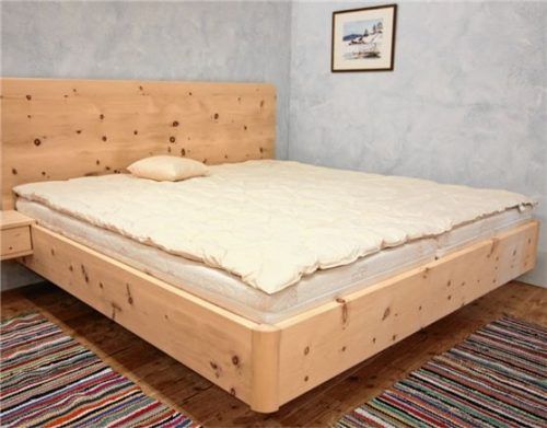 Vollmassives Zirbenbett mit metallfreien Steckverbindungen aus der Werkstatt der Schreinerei Rupp.